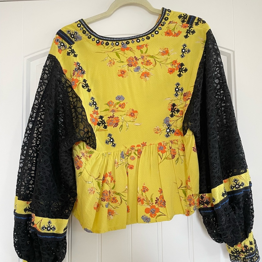 Detailed Yellow Free People Blouse. XS. Yellow. Good Condition.